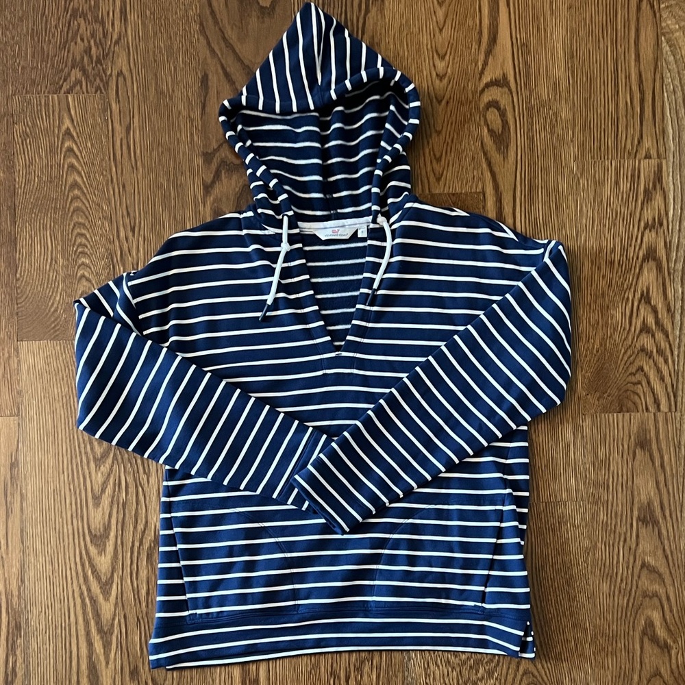 Like new Vineyard Vines ultra soft hooded sweatshirt